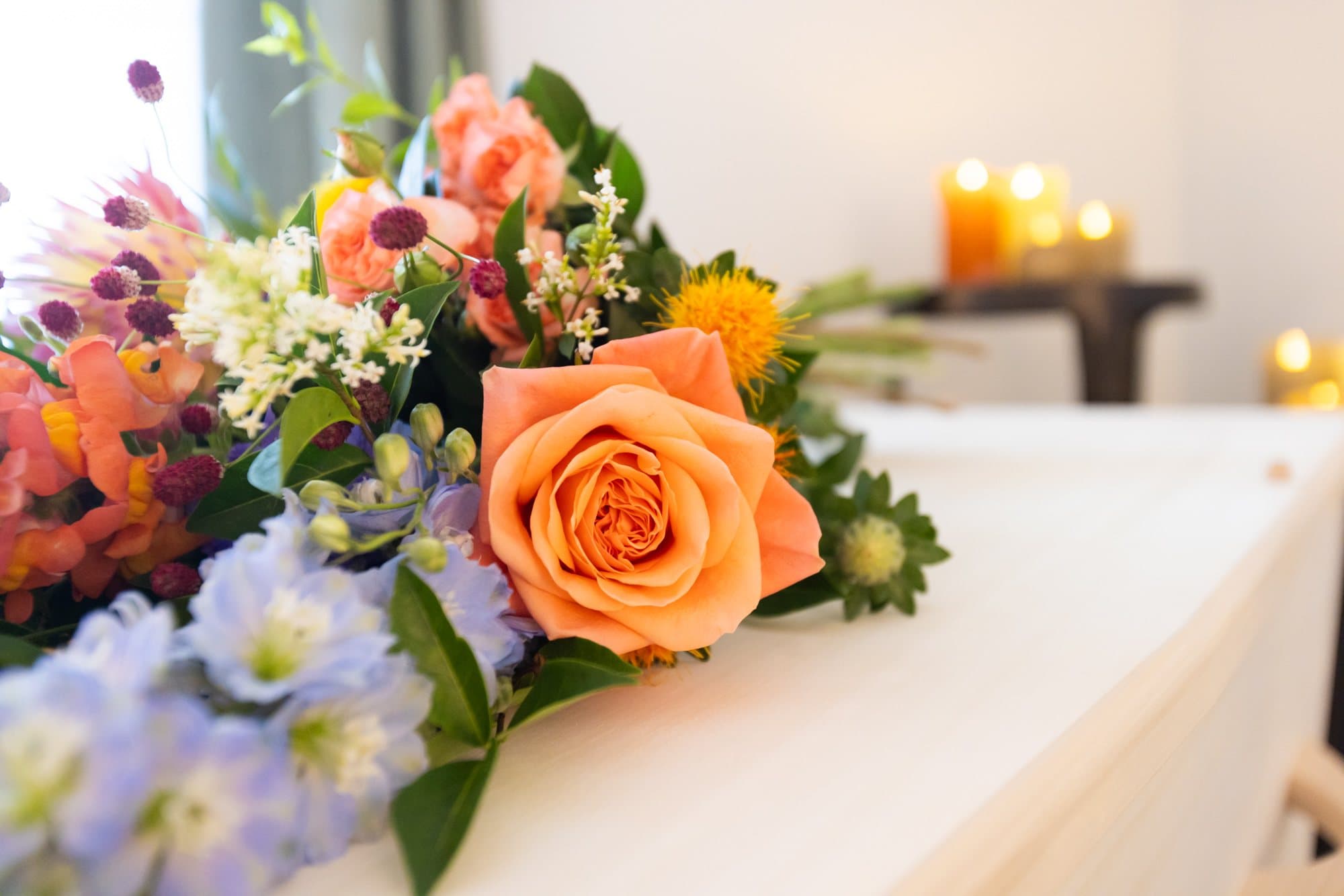 Bloemen op een kist in de opbaarkamer