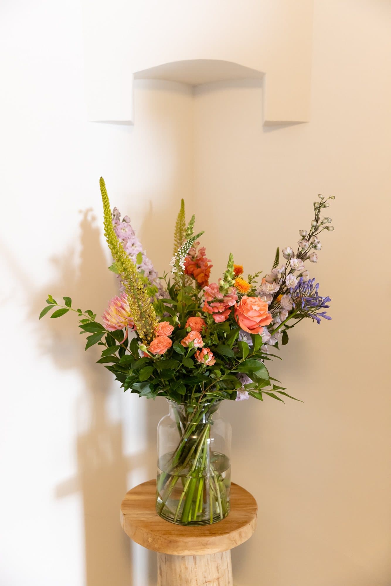 Een boeket bloemen in een nis